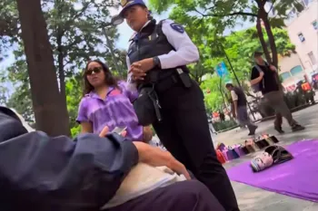 “Feminista” acusa a adulto mayor de acoso para correrlo de una banca en la Alameda; quería el espacio para vender