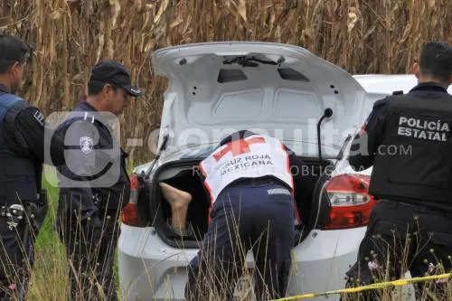 Hallan a chofer de Uber maniatado y estrangulado al interior de cajuela