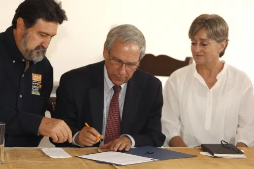 Cárdenas firma el pacto por la primera infancia con representantes de 400 organizaciones