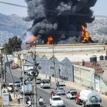VIDEO: Se registra un fuerte incendio en la fábrica de plástico Reyma en Xalostoc, Ecatepec