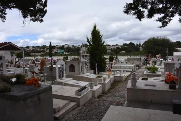 Querétaro prohíbe acceso a panteones a niños, embarazadas y abuelitos