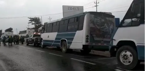 Operadores de la Ruta 100 se manifestaron en la carretera Amozoc por ola de asaltos