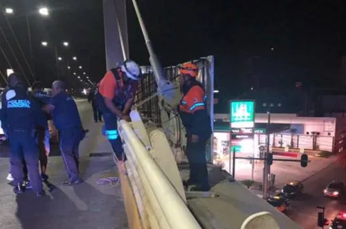Policía municipal evitó que joven se arrojara del puente de bulevar Valsequillo