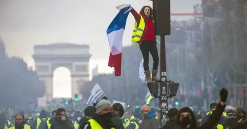 Francia anuncia la suspensión del aumento a los combustibles
