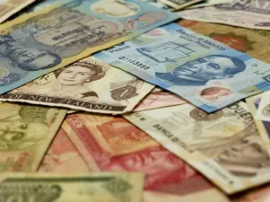 Dólar abre en 17.40 pesos en bancos, baja 10 centavos