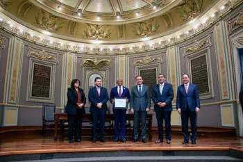 Congreso de Puebla entregó reconocimiento a Eric Adams, alcalde de NY, por su apoyo a migrantes