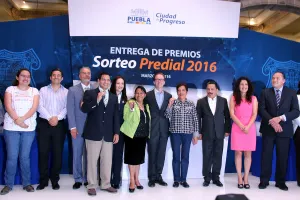 Entrega alcalde Banck premios del Sorteo Predial 2016