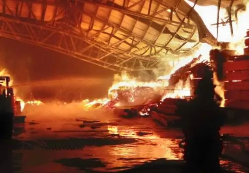 Bomberos sofocó incendio en maderería