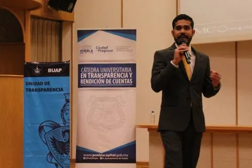 Municipio acerca a alumnos de la BUAP información de transparencia y rendición de cuentas