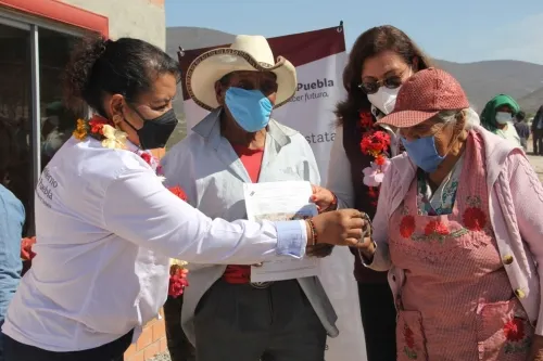 Entregan SEDIF y Bienestar viviendas en San Juan Zacabasco