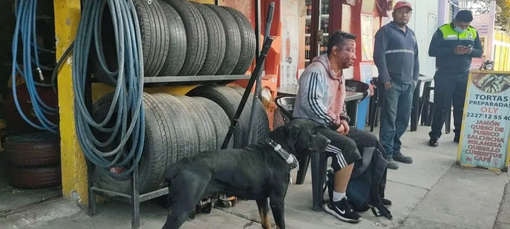 Ciclista sufre lesiones al caer en registro sin tapa, atrás de la planta de Volkswagen