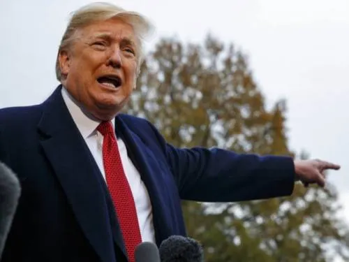 Trump amenaza con quitar más credenciales de prensa