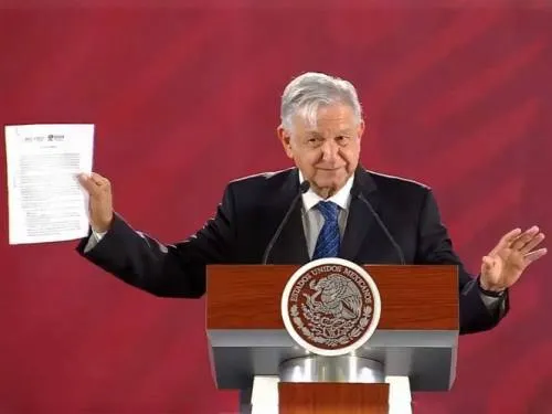 Ante “infundios”, López Obrador firma compromiso de no reelección