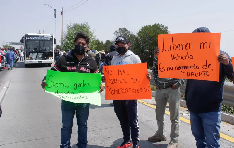 Bloquean Periférico Ecológico: propietarios de “autos chocolate” exigen alto a los decomisos