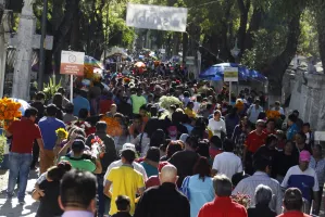 En ambiente festivo, poblanos abarrotan cementerios capitalinos