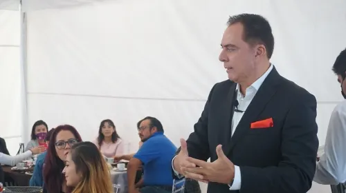 Es necesario apoyar a la actualización de poblanas para incrementar sus ventas en redes: Lalo River
