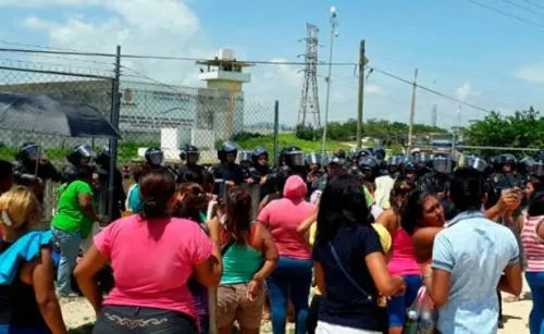 Fiscalía detiene a director y a custodios del cereso de Acapulco