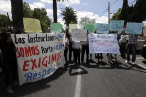 Personal del Icatep exige a su director respeto y trato digno