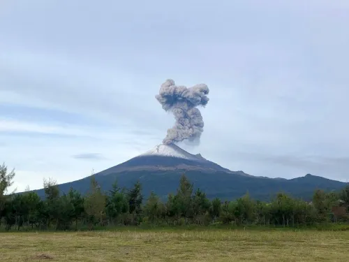 Registra Popocatépetl ocho explosiones y lanza material incandescente