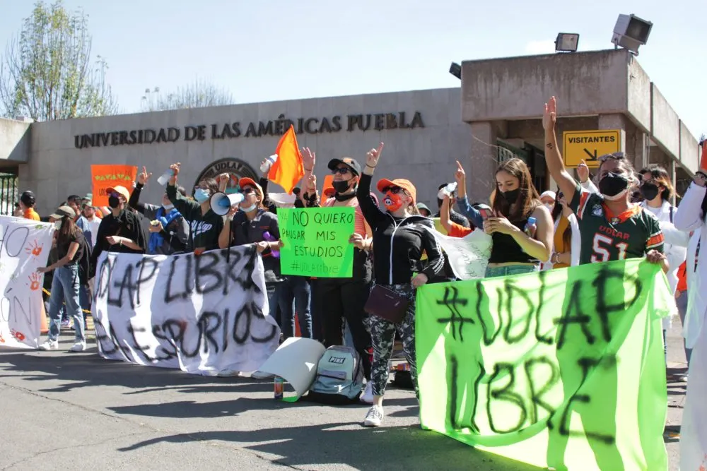 Crecen protestas en la UDLAP y Ríos Piter dice hacerse a un lado