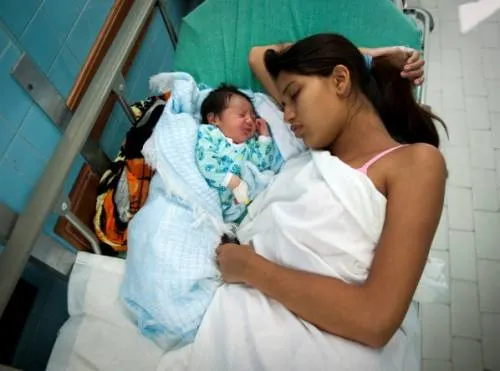 Incrementan los embarazos en adolescentes: IMSS