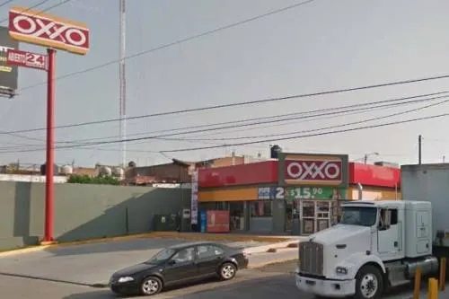 Asaltan Oxxo en Esteban de Antuñano; delincuentes se llevan dinero y hasta auto de cliente