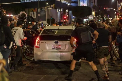 Conductores arrollan a manifestantes en protestas raciales en Hollywood