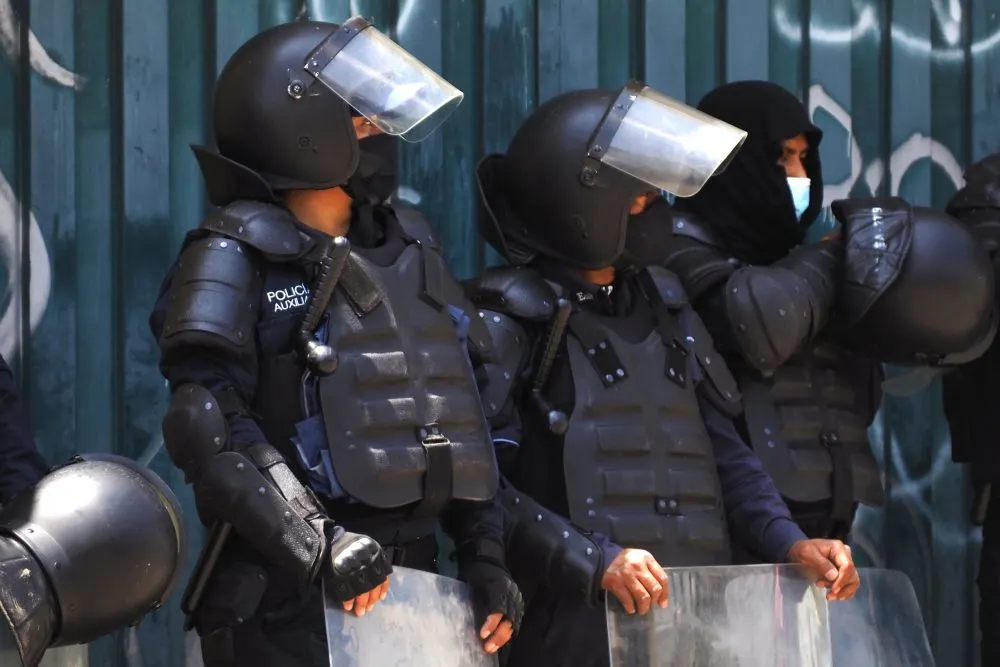 Uniformes y equipo policiaco al alcance de la mano en Puebla