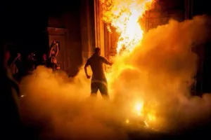 Tras marcha pro normalistas, queman puerta del Palacio Nacional
