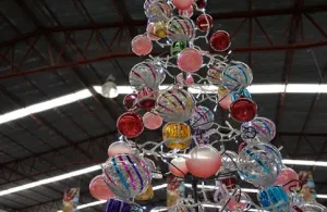 Puebla cautiva al mundo con coloridas esferas
