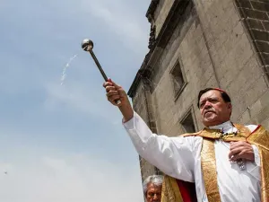 Convoca Norberto Rivera a unirse en momentos de oscuridad
