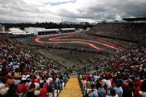 Rosberg, el más rápido en los segundos libres; Checo termina 15