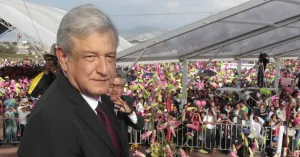 Mete reversa AMLO con el robo de luz