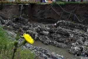 Denuncian derrame de desechos en barranca; piden intervención de Comuna