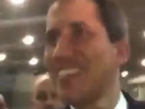 Lanzan pastel a Juan Guaidó en el Parlamento Europeo