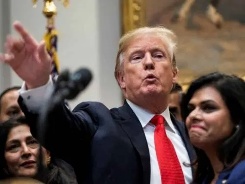 Trump se defiende ante críticas por ‘expulsión’ de periodista