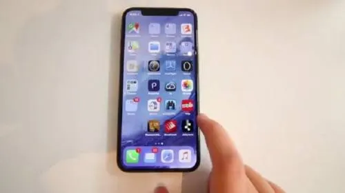 Hija de ingeniero de Apple mostró el nuevo iPhone X y lo despidieron