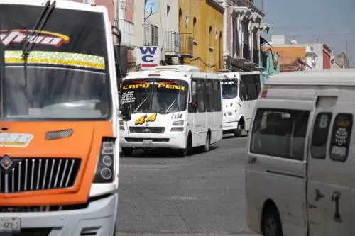 Presiones políticas y evitar conflicto social frenaron temporalmente aumento al pasaje