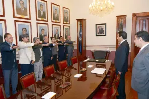 Esparza toma protesta a nuevos funcionarios universitarios