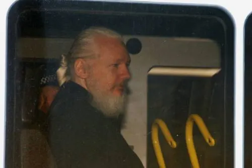 Parlamento británico pide extradición de Assange a Suecia