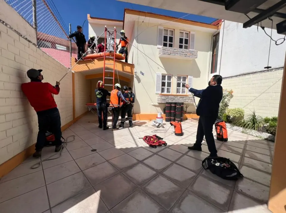 Rescatan a alarife por caída en El Mirador