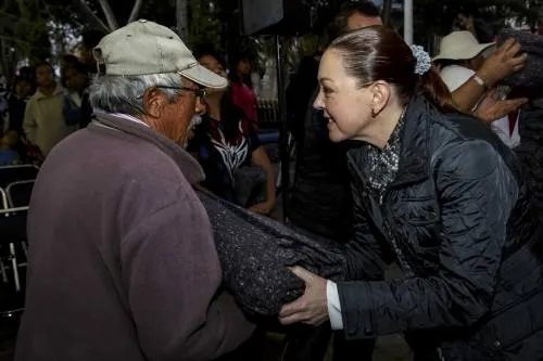 Susy Angulo de Banck entregó apoyos invernales a familias de San Francisco Totimehuacan