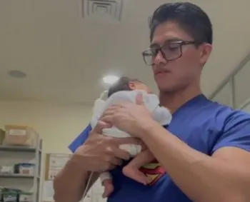 Joven pediatra se volvió viral por dormir a un bebé con canción de Yeri Mua
