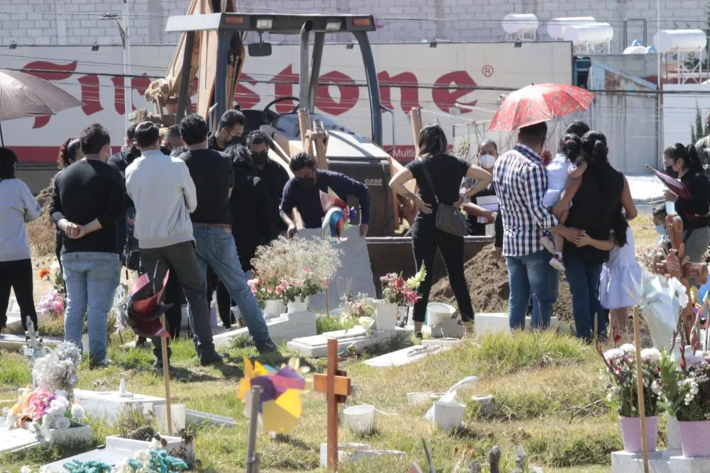 Dan el último adiós a la joven Liliana Lozada