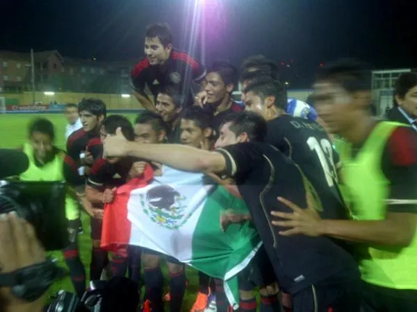 México aplasta a Turquía; se corona en Toulon