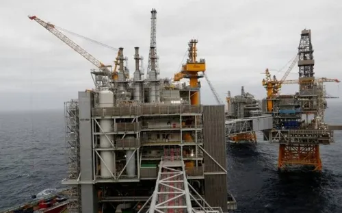 Precios del petróleo suben más de 3% tras acuerdo sobre cortes de producción