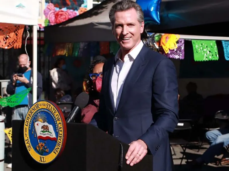 Gobernador de California descarta cierre de fronteras por variante ómicron