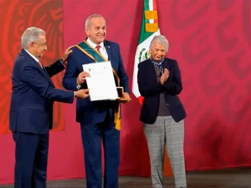 “Es un honor estar con Obrador”: Seade Kuri al ser condecorado