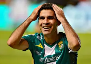 Rafa Márquez vuelve a las andadas; lo expulsan en duelo clave de su equipo