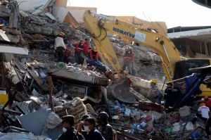 Rescatistas mexicanos salvan a 12 personas en Ecuador